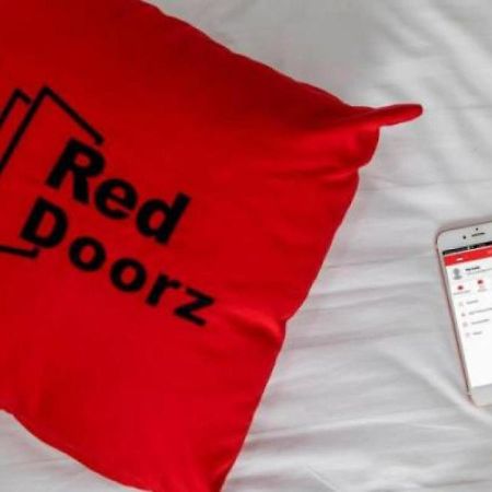 Отель Reddoorz Syariah Near Simpang Sekip Палембанг Экстерьер фото