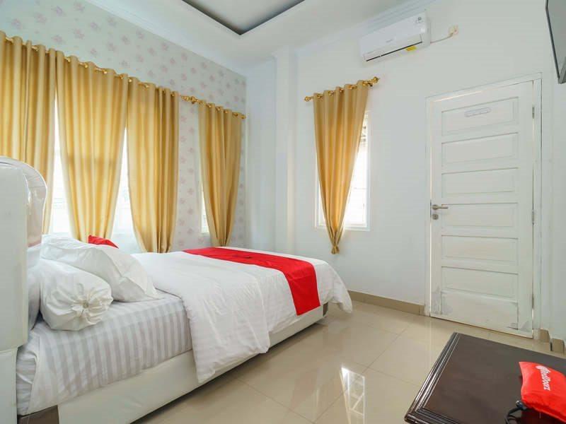 Отель Reddoorz Syariah Near Simpang Sekip Палембанг Экстерьер фото